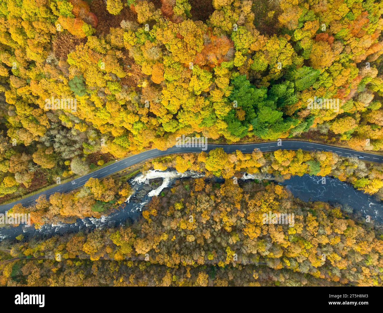 Vista aerea dei colori autunnali accanto al fiume Garbh Uisge nel passo di Leny vicino a Calander nel Trossachs, Scozia, Regno Unito Foto Stock