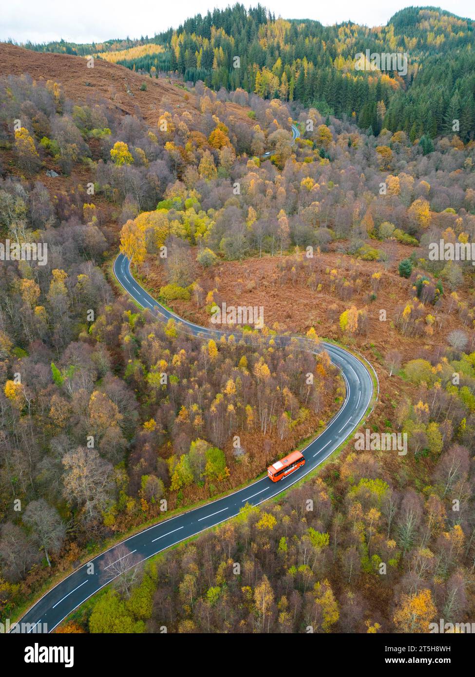 Veduta aerea della strada rurale sul passo del Duca nel Trossachs in autunno vicino ad Aberfoyle, Scozia, Regno Unito Foto Stock