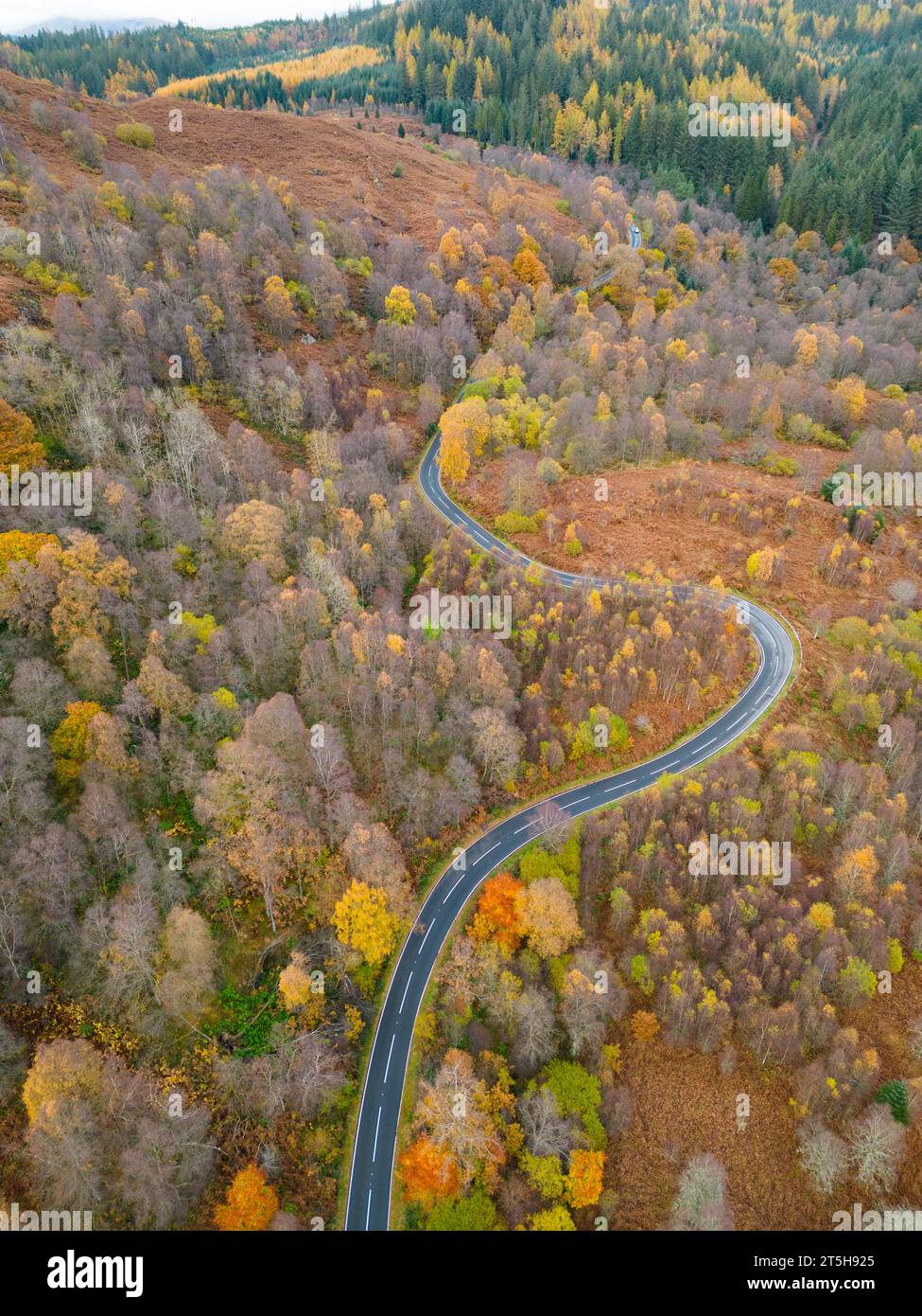 Veduta aerea della strada rurale sul passo del Duca nel Trossachs in autunno vicino ad Aberfoyle, Scozia, Regno Unito Foto Stock