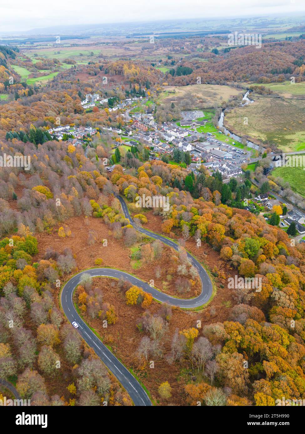 Veduta aerea della strada rurale sul passo del Duca nel Trossachs in autunno vicino ad Aberfoyle, Scozia, Regno Unito Foto Stock