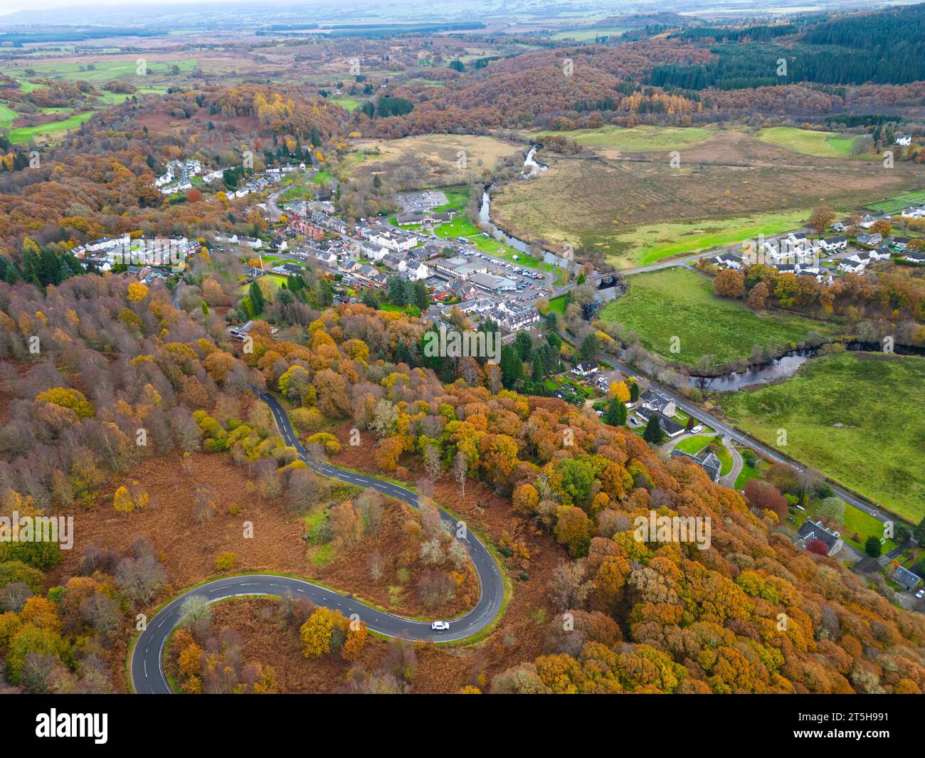 Veduta aerea della strada rurale sul passo del Duca nel Trossachs in autunno vicino ad Aberfoyle, Scozia, Regno Unito Foto Stock