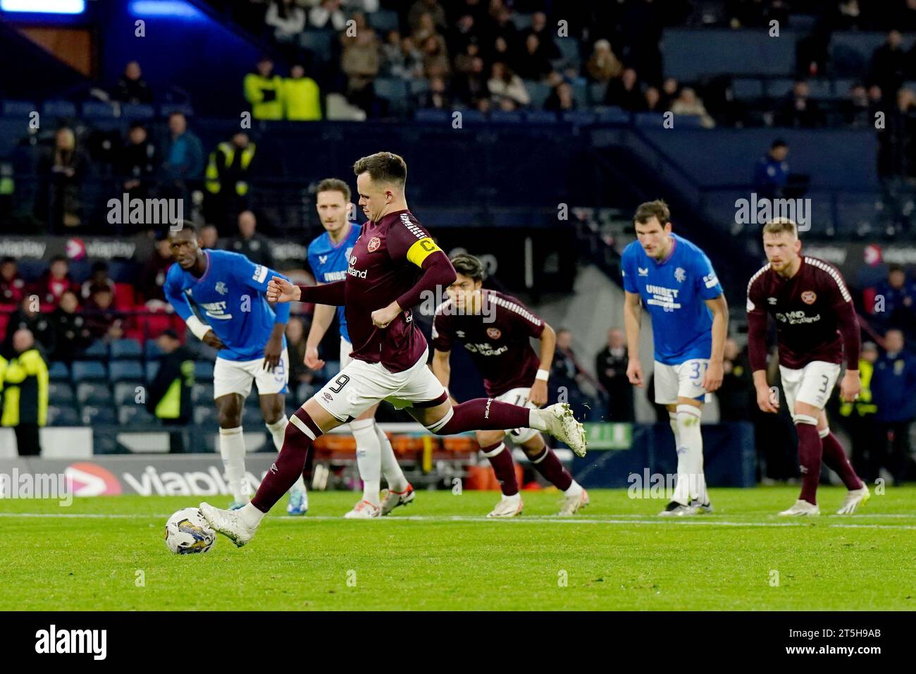 Lawrence Shankland del Heart of Midlothian segna il primo gol delle squadre durante la semifinale della Viaplay Cup a Hampden Park, Glasgow. Data foto: Domenica 5 novembre 2023. Foto Stock