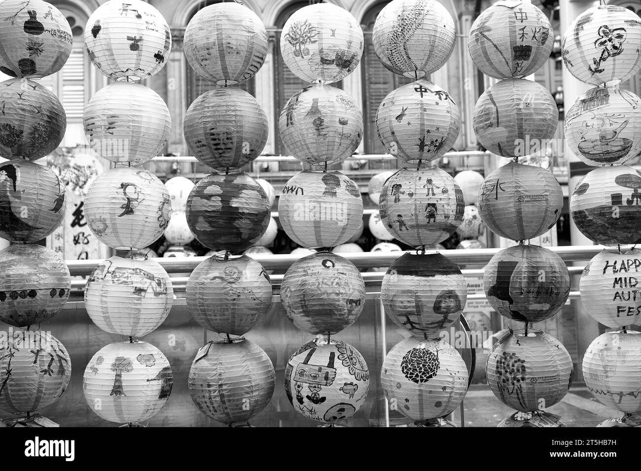 Lanterne cinesi appese dipinte da bambini delle scuole locali esposte in Pagoda Street Singapore per celebrare il Mid-Autumn Festival. Foto Stock