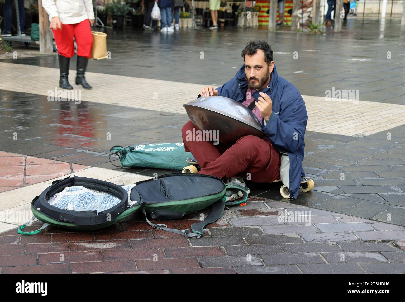 Artista di strada che suona un'insolita batteria UFO che dona un suono ipnotico Foto Stock