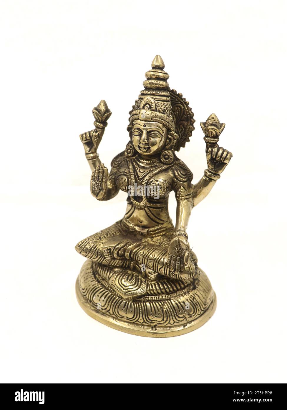 antica statua in bronzo della dea indù lakshmi realizzata a mano con dettagli isolati su uno sfondo bianco Foto Stock