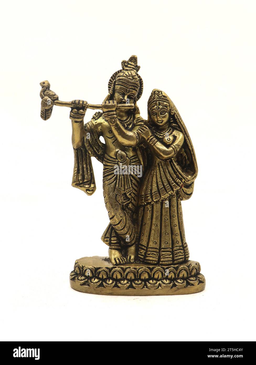 splendida scultura in bronzo del signore krishna e della moglie radha devi isolata su uno sfondo bianco Foto Stock