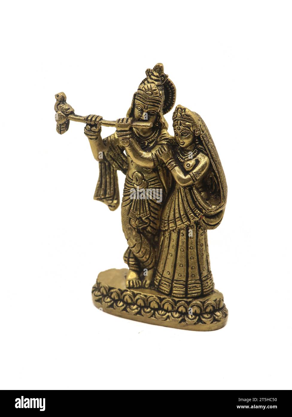 splendida scultura in bronzo del signore krishna e della moglie radha devi isolata su uno sfondo bianco Foto Stock