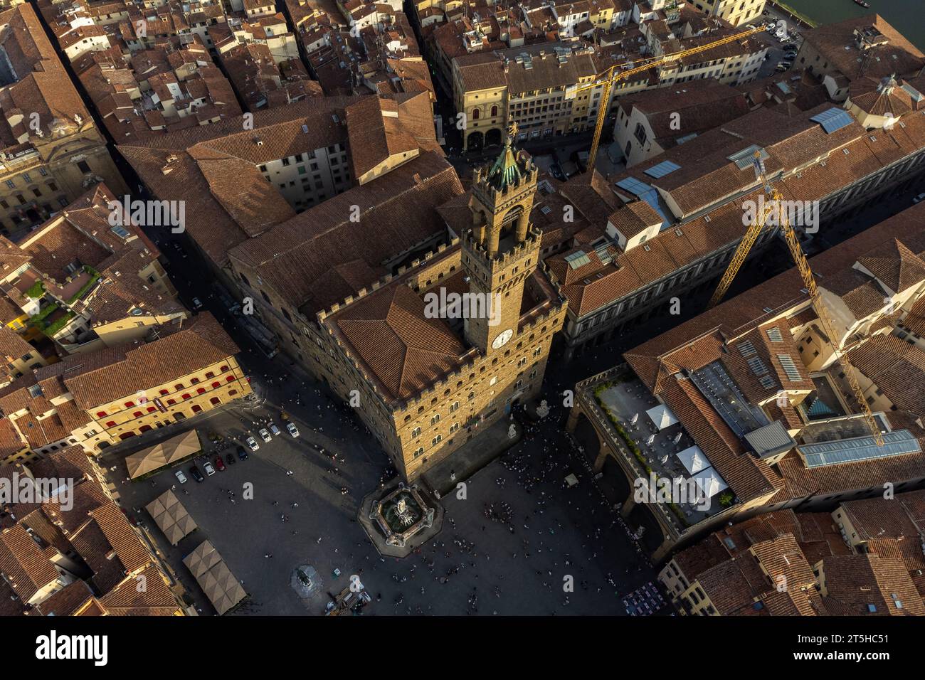 Vista aerea di Palazzo Vecchio a Firenze, in Italia, poco prima del tramonto. Foto Stock