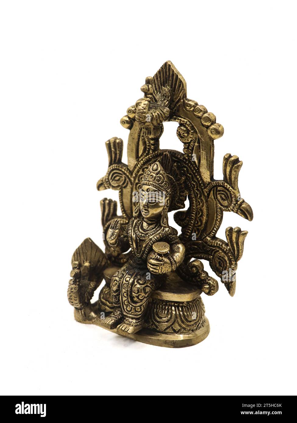 lady radha moglie del signore krishna seduta su un trono di pavone, idolo di ottone isolato su uno sfondo bianco Foto Stock