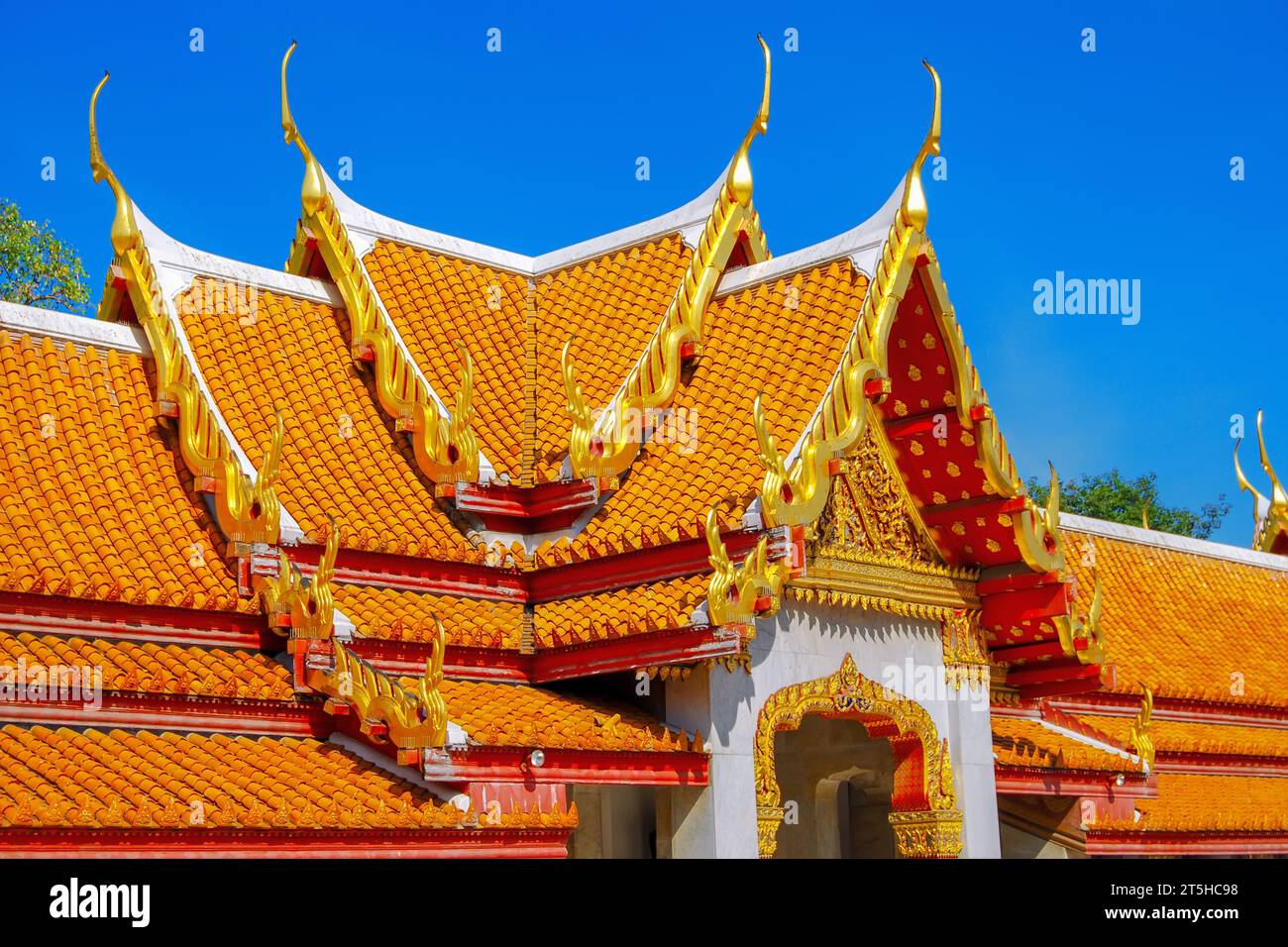 Il tetto arancione del Tempio di marmo, conosciuto anche come Wat Benhamabofit a Bangkok. Thailandia Foto Stock