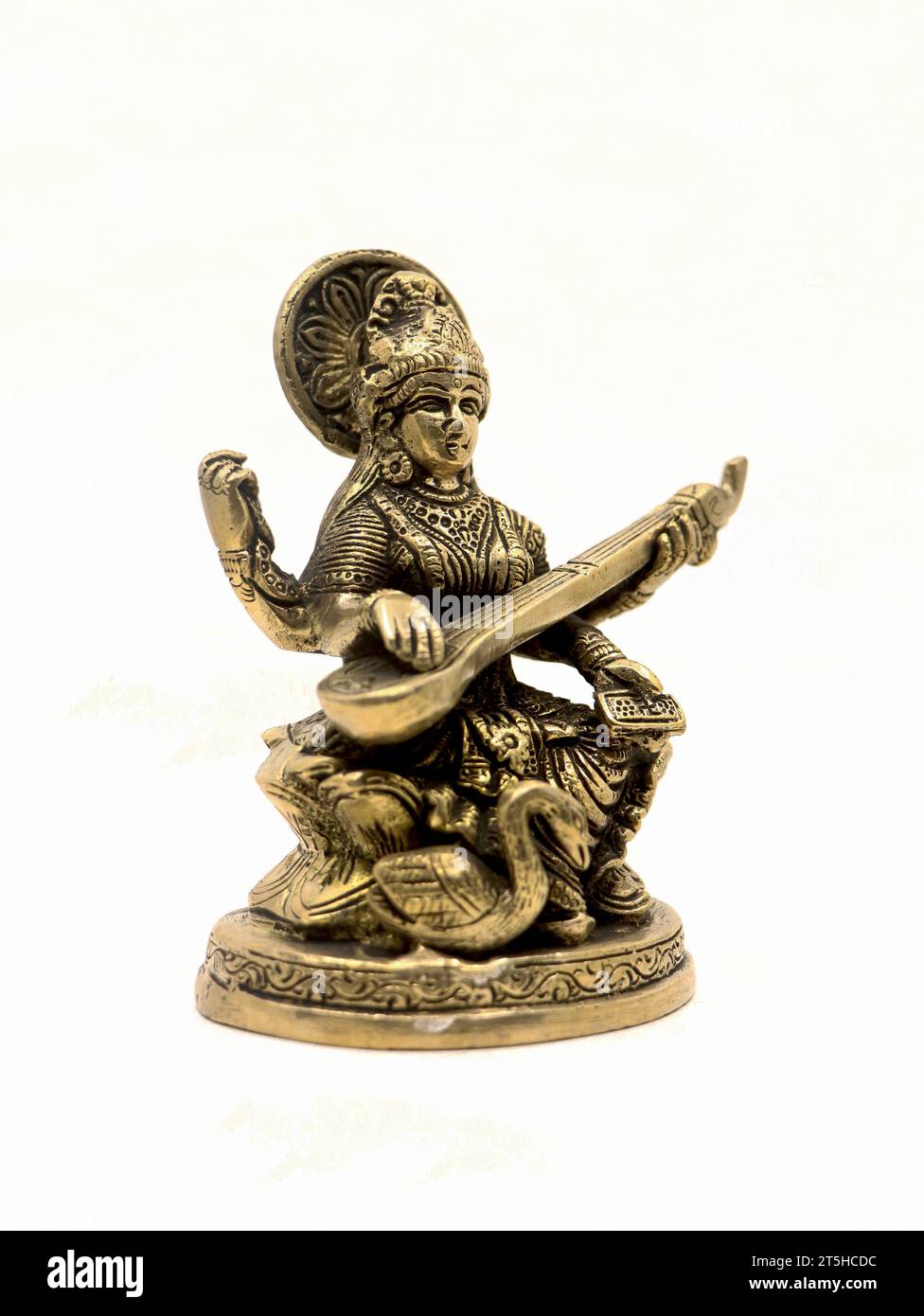statua in ottone di saraswathi, dea della conoscenza, dell'arte, della musica, della natura e della saggezza seduta su un loto vicino a un cigno che suona lo strumento veena Foto Stock