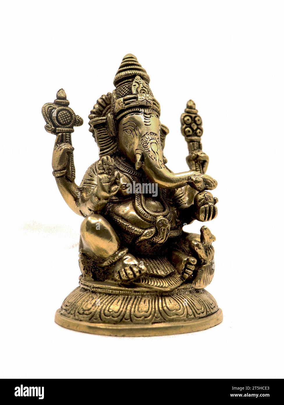 lord ganesh con quattro mani, statua in ottone seduta con dettagli intricati e sculture decorative isolata su uno sfondo bianco Foto Stock