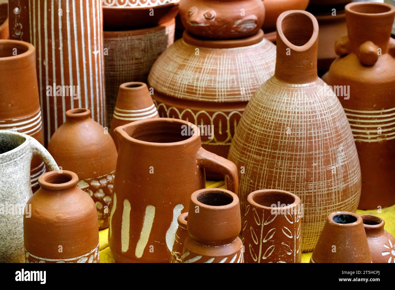 Raccolta di immagini con vaschetta di ceramica non smaltata fatta a mano in argilla rossa. Vaso Teracota. Nozioni di base sulla ceramica. Vendita a Pune, India, fiera dell'artigianato. Foto Stock