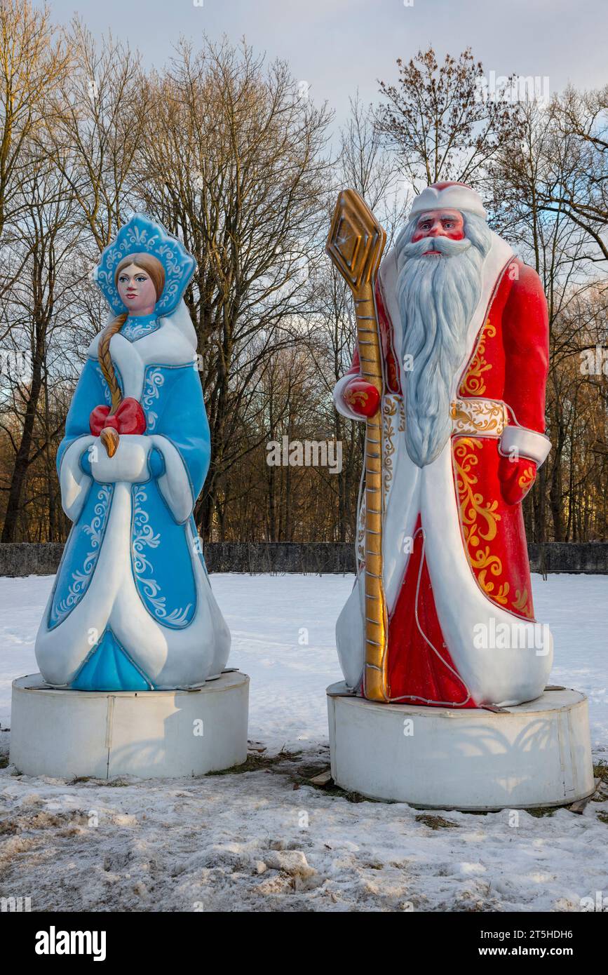 GATCHINA, RUSSIA - 25 DICEMBRE 2022: Padre Frost e la fanciulla delle nevi. Composizione scultorea Foto Stock
