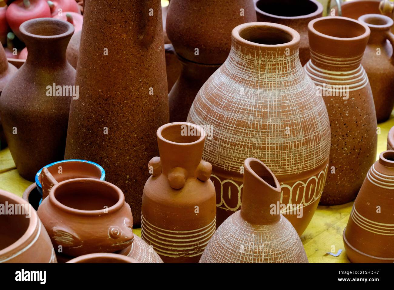 Raccolta di immagini con vaschetta di ceramica non smaltata fatta a mano in argilla rossa. Vaso Teracota. Nozioni di base sulla ceramica. Vendita a Pune, India, fiera dell'artigianato. Foto Stock
