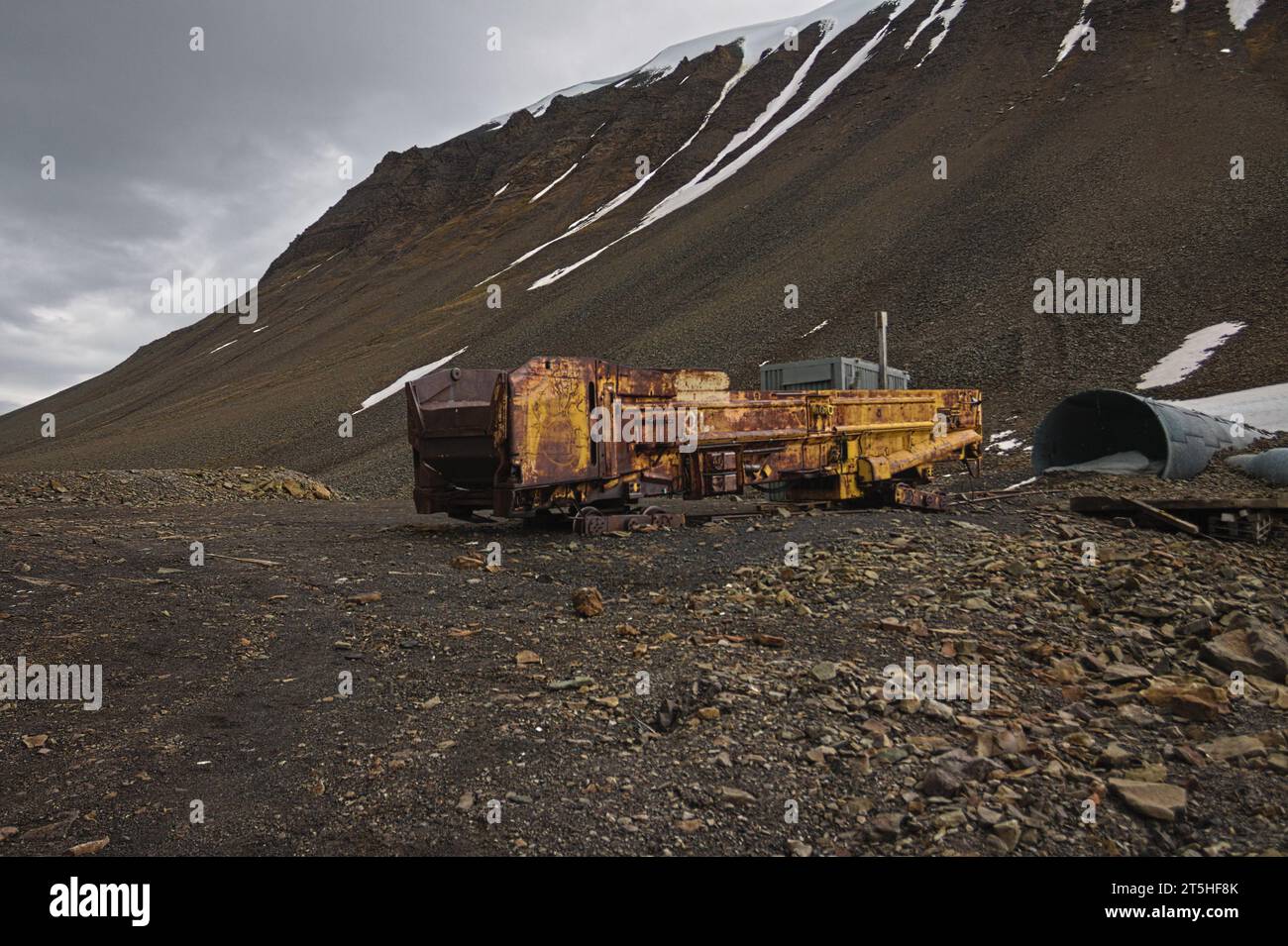 Attrezzature di estrazione del carbone abbandonate alle Svalbard Foto Stock