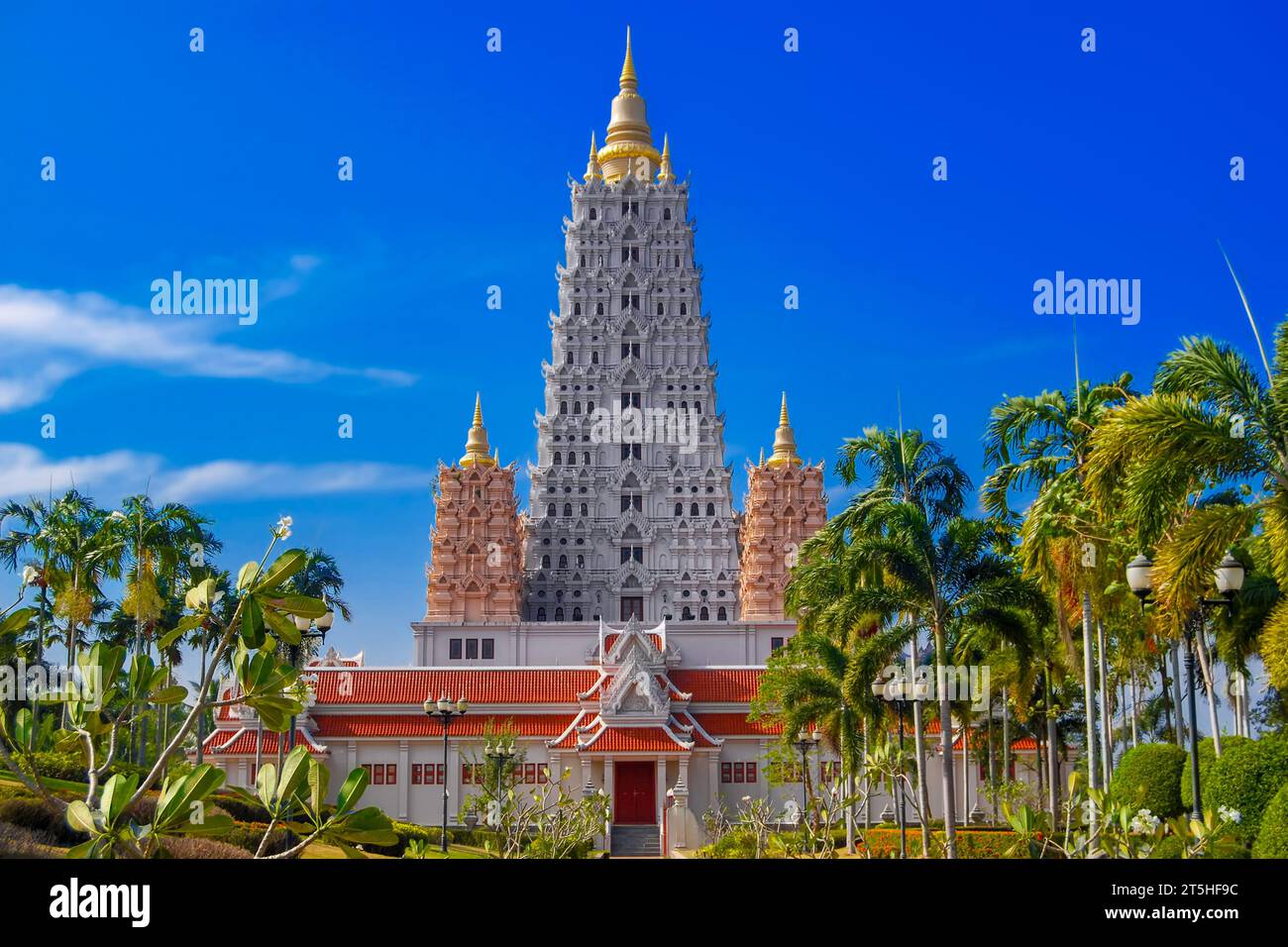 Il Tempio di Wat Yansanwararam e' circondato da alberi tropicali. Pattaya. Thailandia Foto Stock