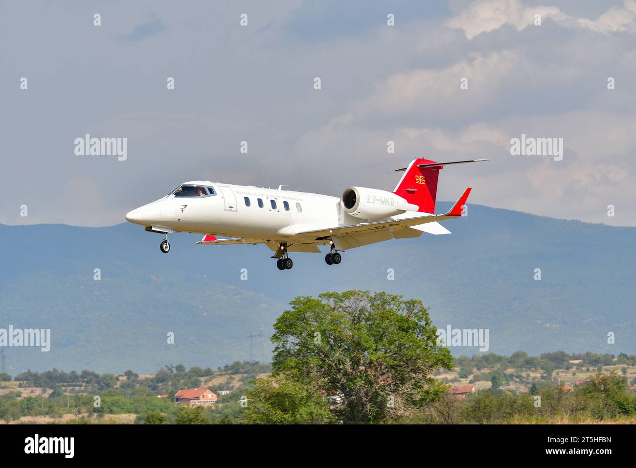 16 settembre 2023, Skopje, Macedonia. L'aereo del governo macedone Learjet 60 volò sopra l'aeroporto. Foto Stock