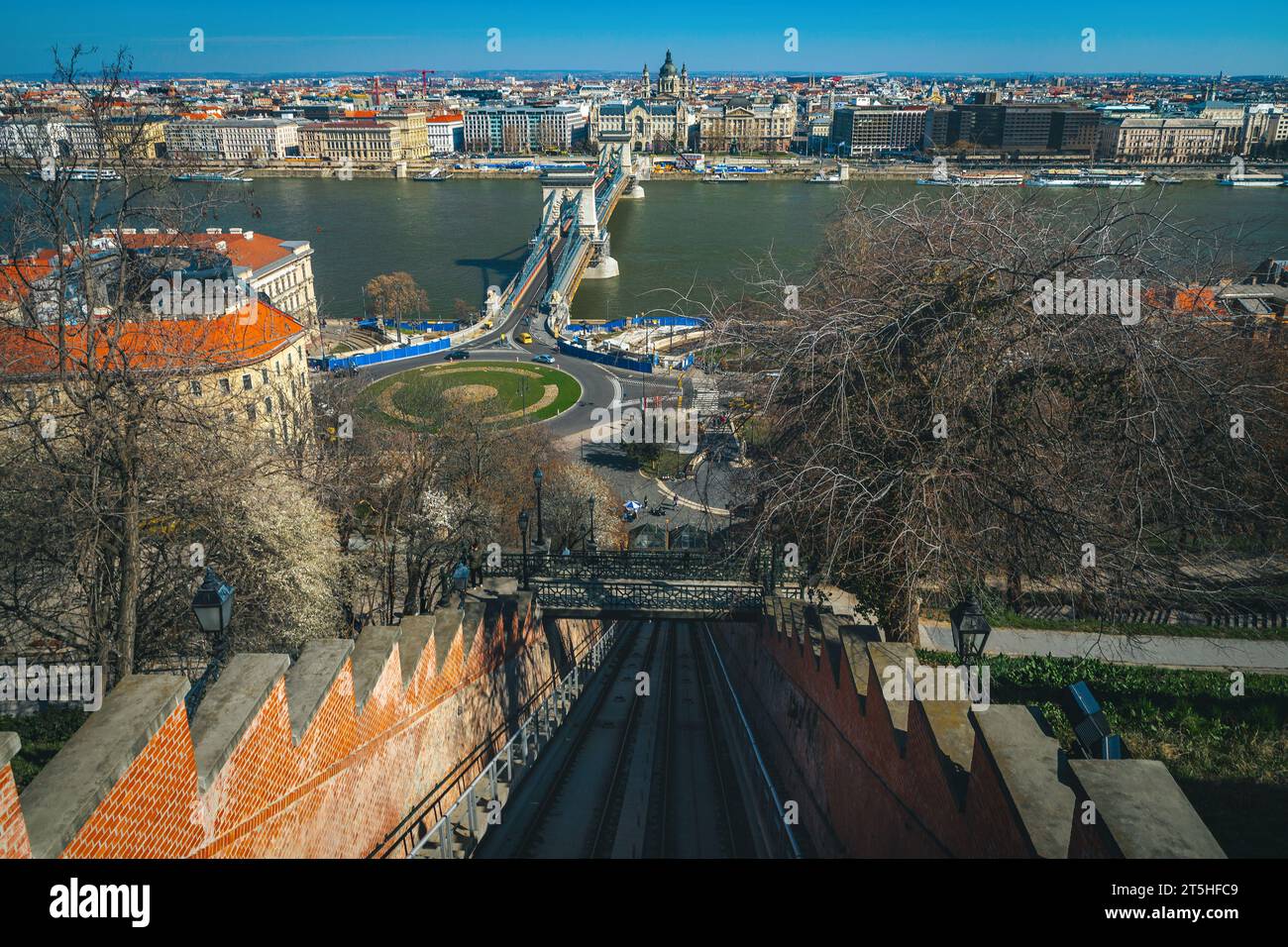 Splendida vista dalla funicolare del Castello di Buda con il Ponte delle catene sul Danubio e splendidi edifici sul lungomare, Budapest, Ungheria, EUR Foto Stock