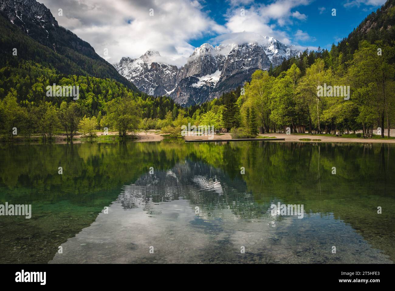 Uno dei laghi di montagna più visitati e belli della Slovenia. Il lago Jasna si trova vicino a Kranjska Gora, Slovenia, Europa Foto Stock