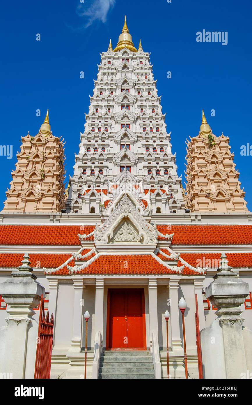 La torre del tempio è Wat Jansanwararam. Pattaya. Thailandia Foto Stock