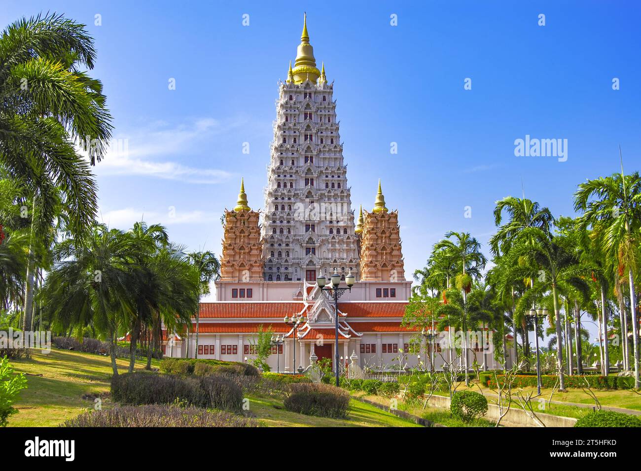 Il Tempio di Wat Yansanwararam e' circondato da alberi tropicali. Pattaya. Thailandia Foto Stock