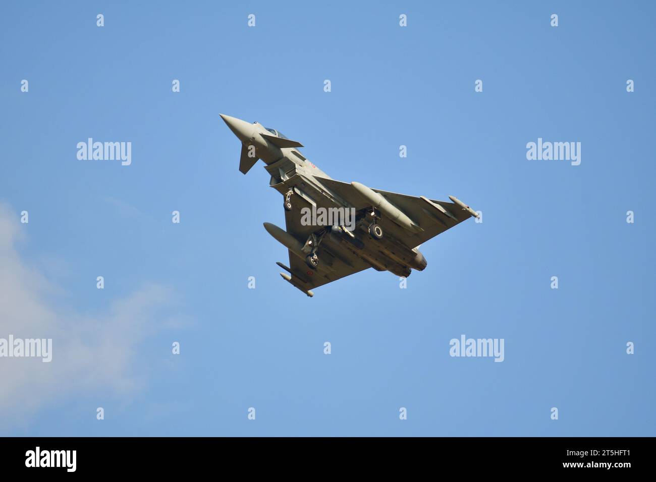 Skopje, Macedonia, Stenkovec Sports Airport, si è tenuto un Grand Airshow. L'Eurofighter EF2000 Typhoon dell'Aeronautica militare sorvola gli spettatori. Foto Stock