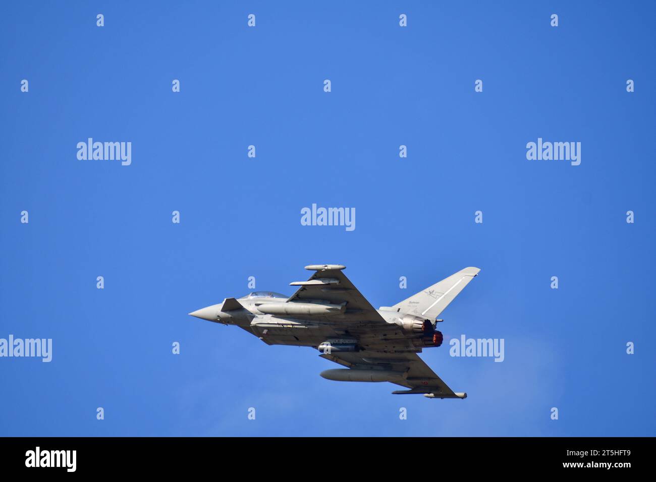 Skopje, Macedonia, Stenkovec Sports Airport, si è tenuto un Grand Airshow. L'Eurofighter EF2000 Typhoon dell'Aeronautica militare sorvola gli spettatori. Foto Stock