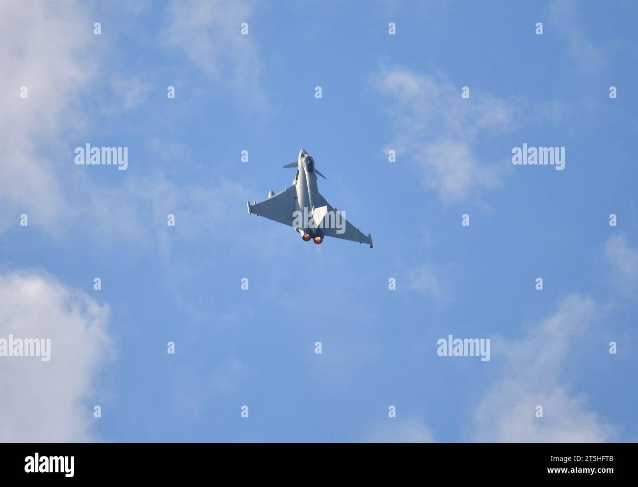 Skopje, Macedonia, Stenkovec Sports Airport, si è tenuto un Grand Airshow. L'Eurofighter EF2000 Typhoon dell'Aeronautica militare sorvola gli spettatori. Foto Stock