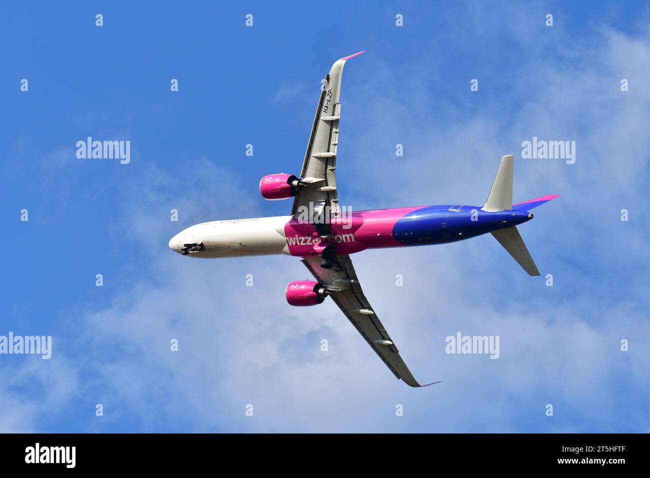 Skopje, Macedonia. Aereo passeggeri Airbus A320 con una capacità di circa 150 passeggeri ha fatto un volo basso sul pubblico. Foto Stock