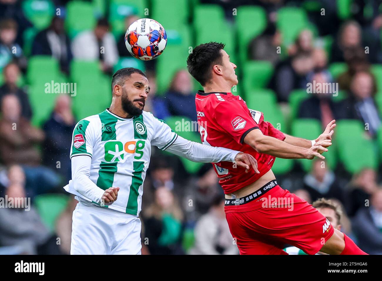 Groningen, Paesi Bassi. 5 novembre 2023. GRONINGEN, PAESI BASSI - 5 NOVEMBRE: Marvin Peersman del FC Groningen compete per il colpo di testa con Rene Kriwak del FC Dordrecht durante la partita olandese Keuken Kampioen Divisie tra FC Groningen e FC Dordrecht a Euroborg il 5 novembre 2023 a Groningen, Paesi Bassi (foto di Pieter van der Woude/ Orange Pictures) credito: Orange Pics BV/Alamy Live News Foto Stock