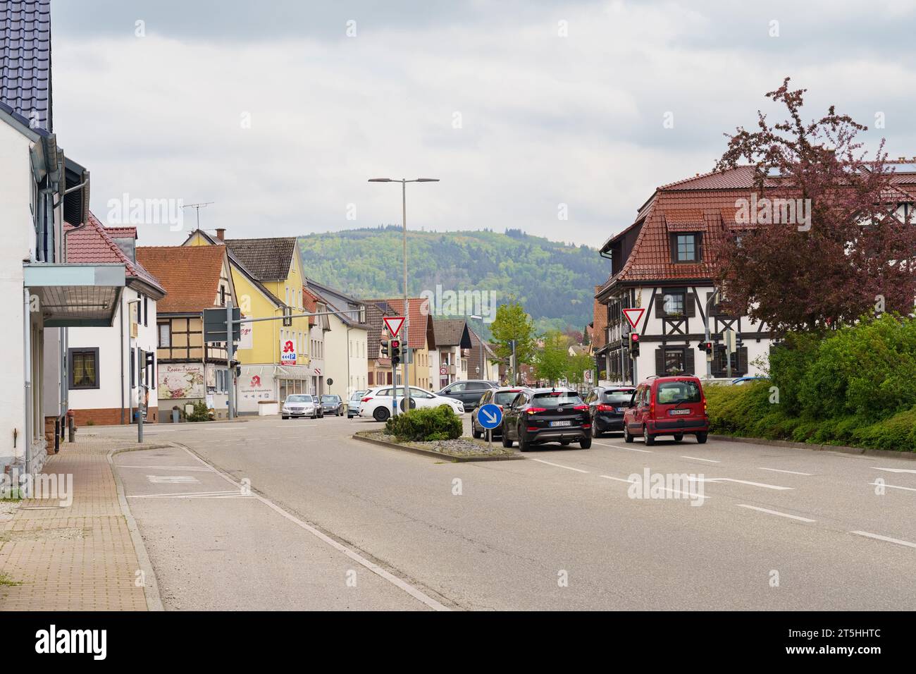 Friesenheim, Germania - 29 aprile 2023: Strada in una piccola città tedesca durante un fine settimana. Foto Stock