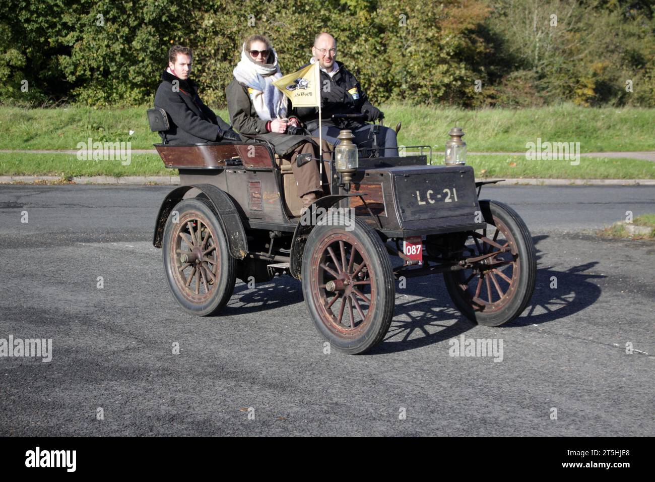 1902 Columbia (Electric)car che partecipa alla corsa di auto veterane da Londra a Brighton del 2023 Foto Stock