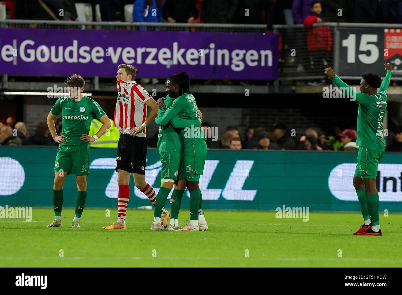 Rotterdam, Paesi Bassi. 5 novembre 2023. ROTTERDAM, PAESI BASSI - 5 NOVEMBRE: Christopher Mamengi dell'Almere City FC festeggia la vittoria dell'incontro durante l'Eredivisie olandese tra Sparta Rotterdam e Almere City FC allo Sparta-stadion Het Kasteel il 5 novembre 2023 a Rotterdam, Paesi Bassi. (Foto di Hans van der Valk/Orange Pictures) credito: Orange Pics BV/Alamy Live News Foto Stock