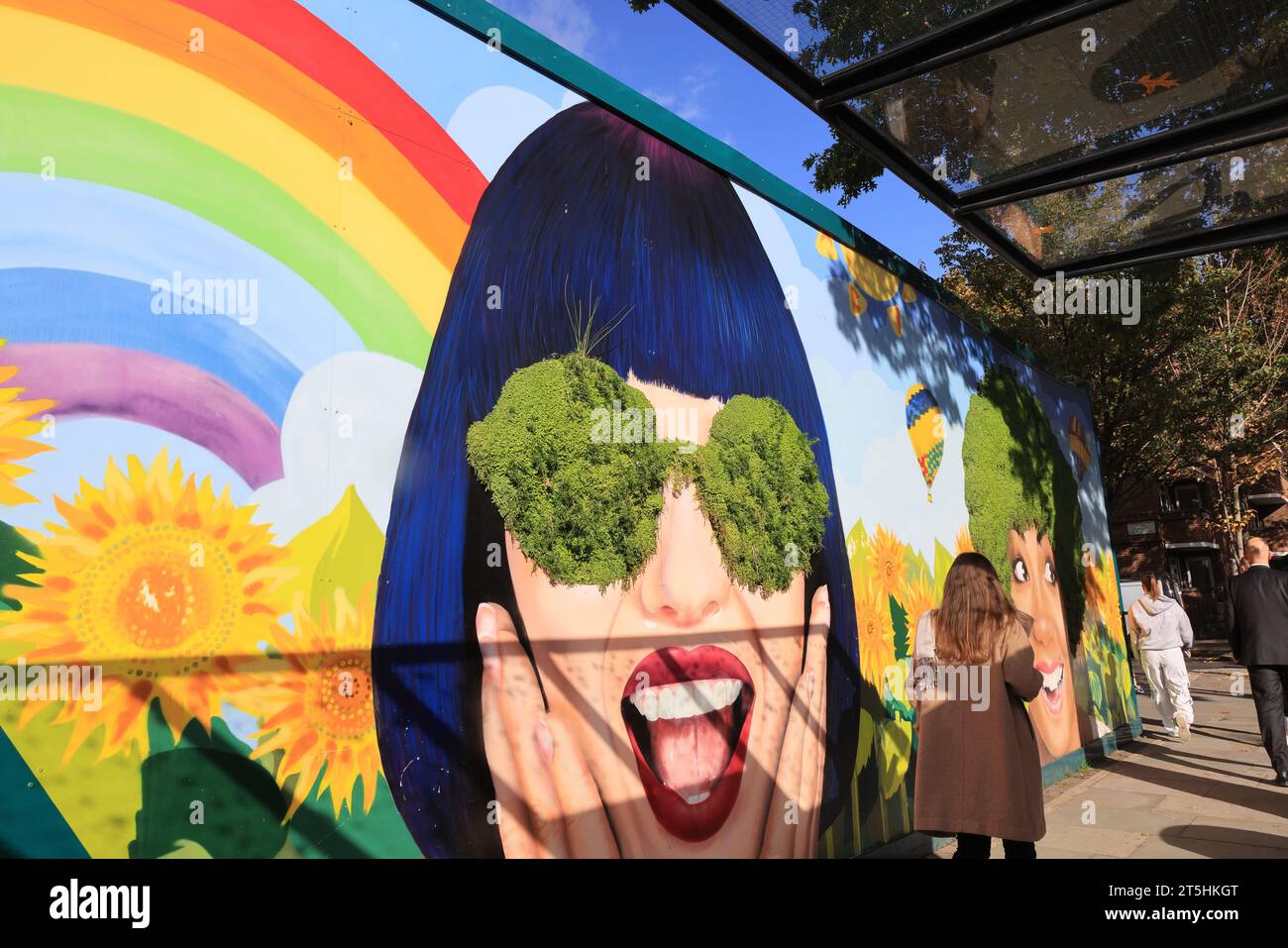 The Earls Court Development Company's Fun and Colorful Living Wall in Old Brompton Road, SW London, Regno Unito Foto Stock
