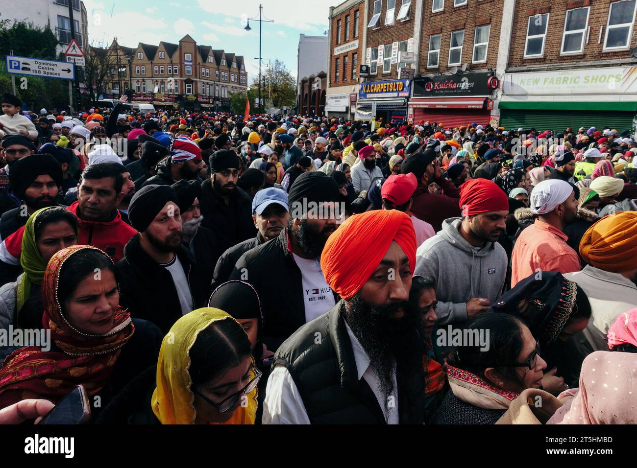 Londra, Regno Unito. 5 novembre 2023 Nagar Kirtan viene celebrato a Southall mentre migliaia di persone si riuniscono per la processione tra i due principali templi di Gurdwaras (Sikh). L'evento celebra l'arrivo di Dhan Dhan Sri Guru Nanak Dev Ji Maharaj, Jagat Guru. © Simon King/ Alamy Live News Foto Stock