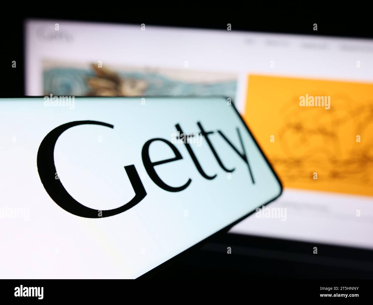 Telefono cellulare con il logo della fondazione d'arte americana J. Paul Getty Trust davanti al sito web. Mettere a fuoco sul lato sinistro del display del telefono. Foto Stock