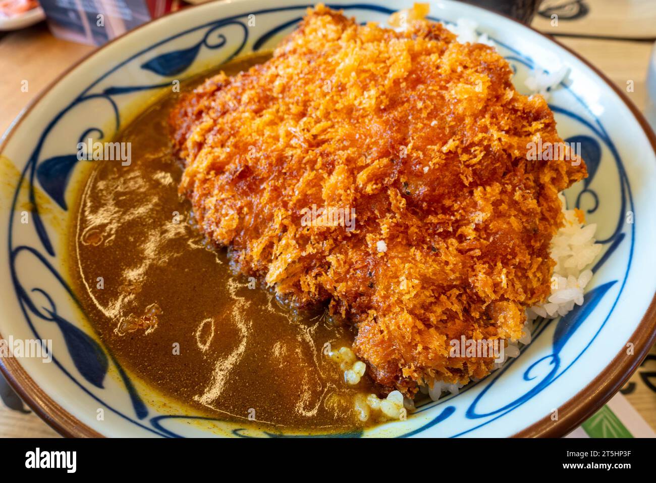 Vista ravvicinata di una ciotola di katsu di pollo giapponese al curry servito con riso Foto Stock