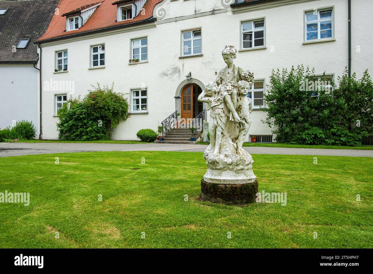 Gruppo di sculture di fronte alla galleria d'arte di Isny Manor, ex St Abbazia di Giorgio, Isny im Allgäu, Baden-Württemberg, Germania. Foto Stock