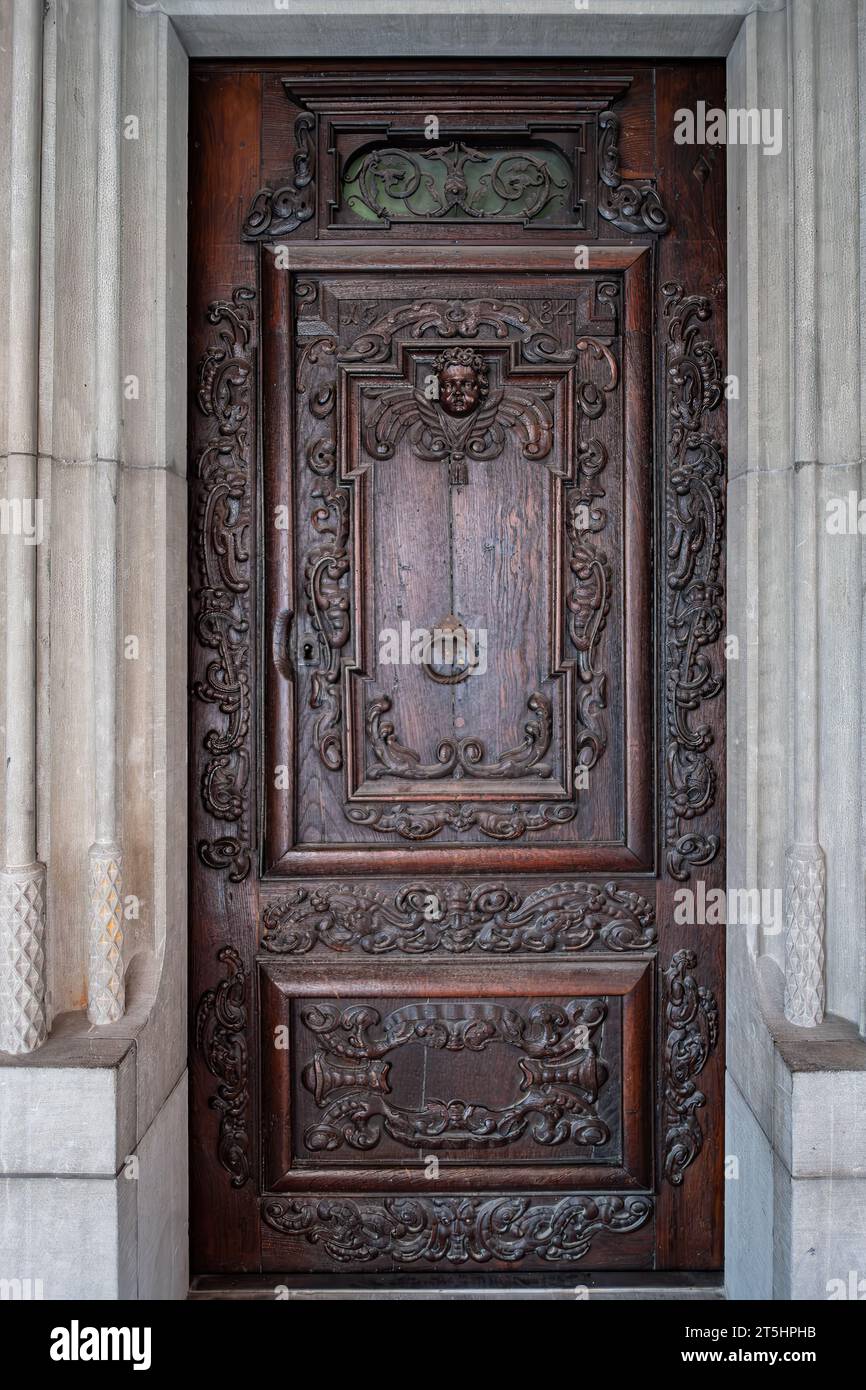 Portale di case storiche nel centro storico di Isny im Allgäu, Baden-Württemberg, Germania. Foto Stock