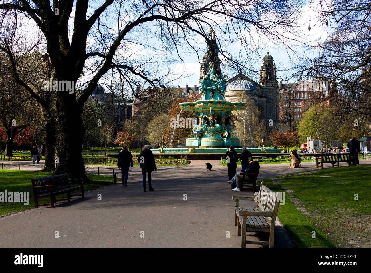 Edimburgo, Scozia, Regno Unito. 19 aprile 2023. REGNO UNITO. I turisti apprezzano i giardini di Princes Street Gardens, Edimburgo. Foto Stock