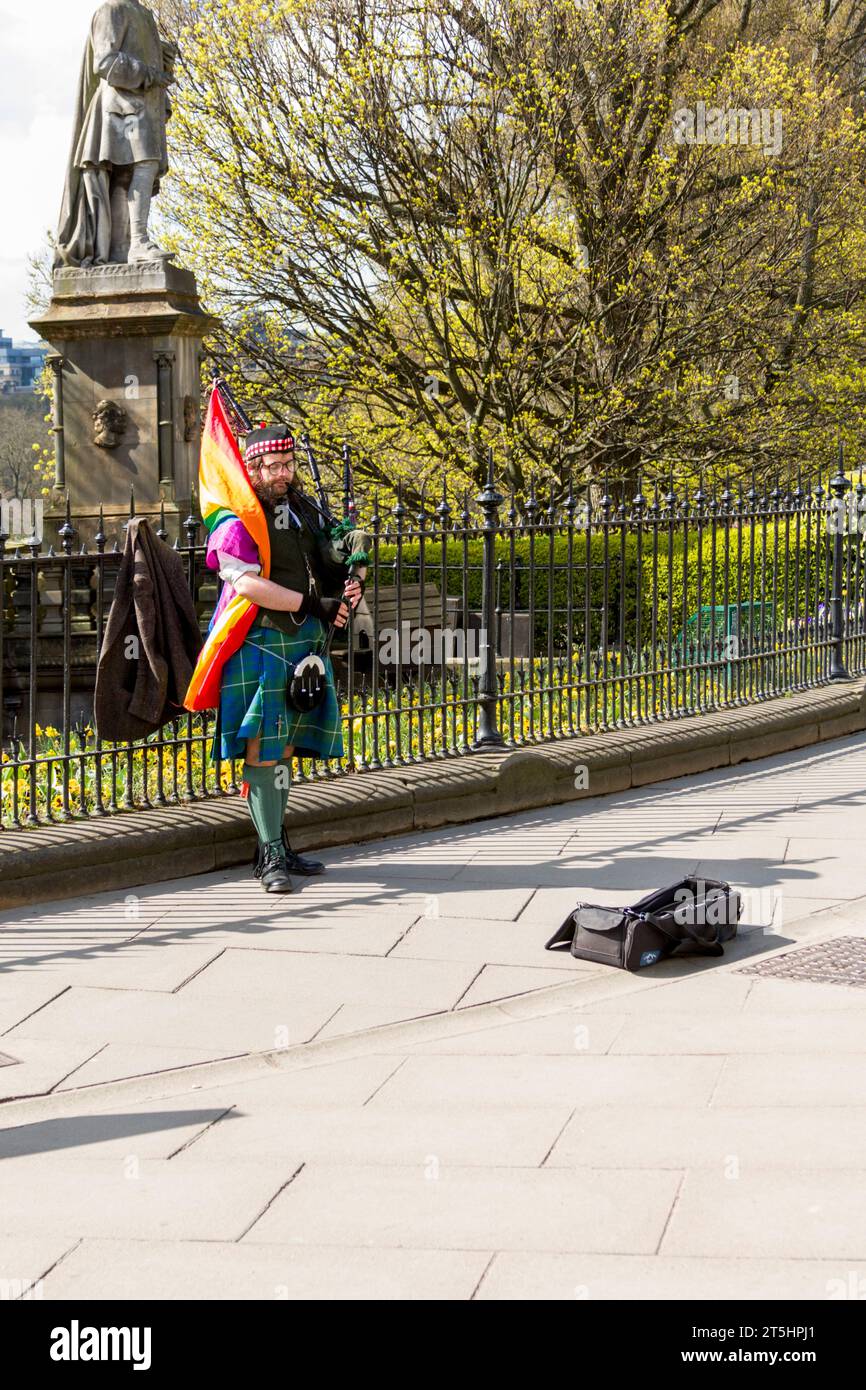 Edimburgo, Scozia, Regno Unito. 19 aprile 2023. REGNO UNITO. Busker che suona le cornamuse su Princess Street, affacciato sui Giardini di Princes Street, Edimburgo. Foto Stock