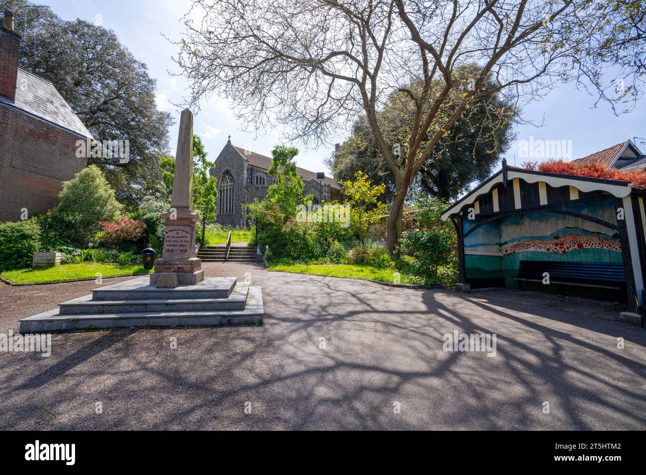 Halesworth War Memorial e The Church of St Mary, Halesworth, Suffolk, Inghilterra, Regno Unito Foto Stock