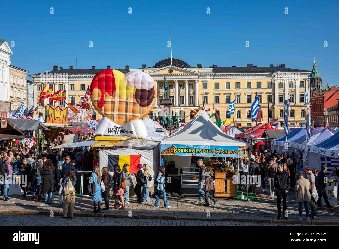 Kansainväliset suurmarkkinat o grande mercato internazionale in Piazza del Senato a Helsinki, Finlandia Foto Stock
