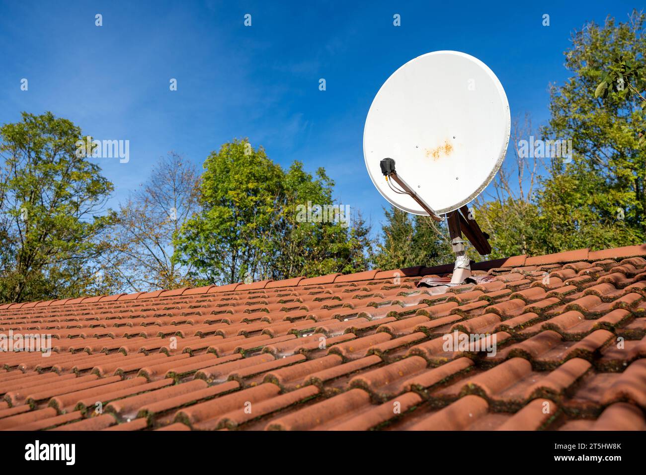 Bayern, Deutschland - 1 novembre 2023: Eine Satellitenschüssel auf einem Hausdach vor blauem Himmel. SAT-Empfang Konzept *** Una parabola satellitare sul tetto di una casa contro un cielo blu. Credito concetto ricezione SATELLITARE: Imago/Alamy Live News Foto Stock