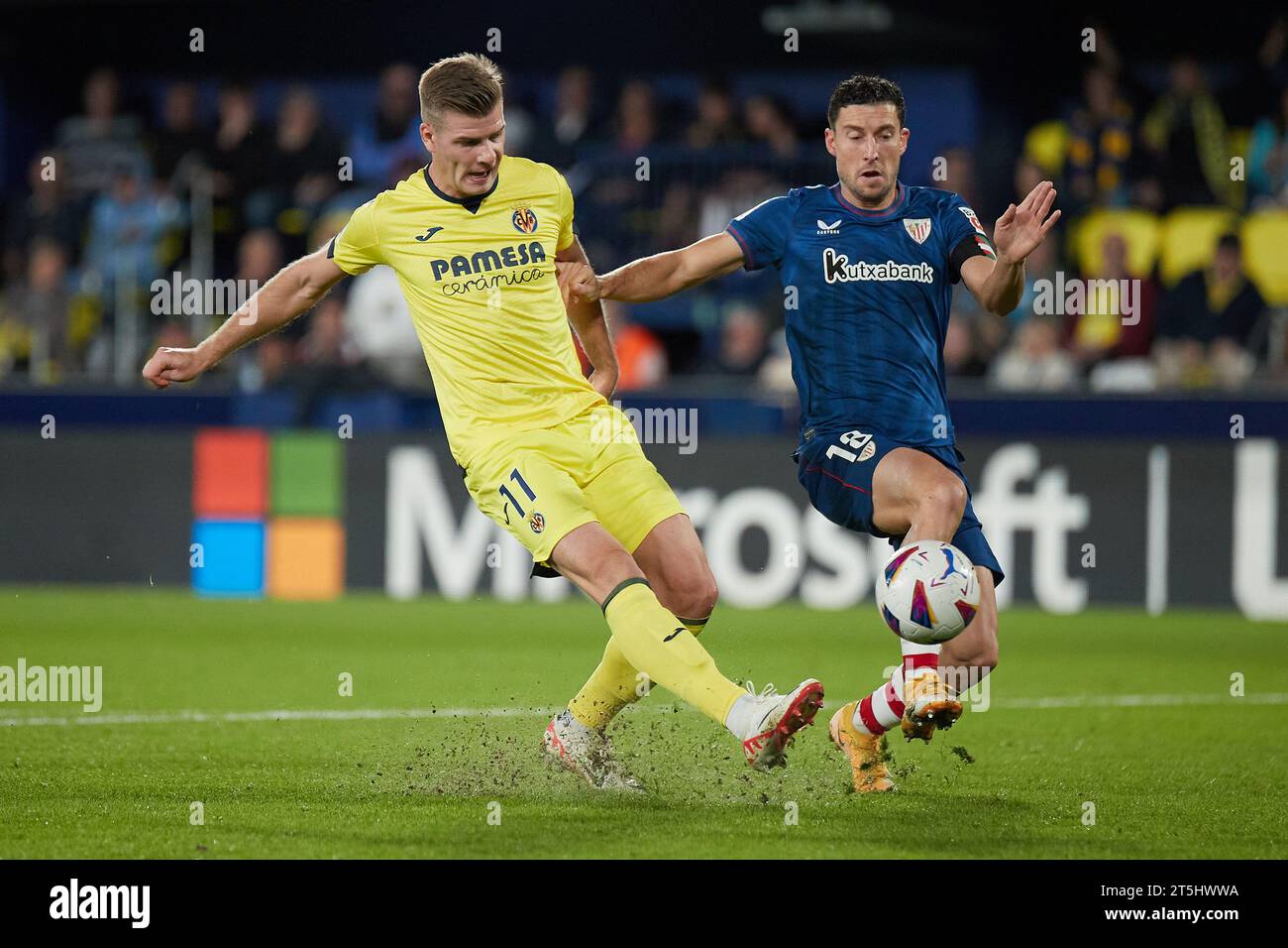 Villarreal, Spagna. 5 novembre 2023. Alexander Sorloth del Villarreal CF e Oscar de Marcos dell'Athletic Club durante la partita di la Liga tra il Villarreal CF e l'Athletic Club si sono giocati allo stadio la Cerámica il 5 novembre a Villarreal, in Spagna. (Foto di Jose Torres/PRESSINPHOTO) crediti: PRESSINPHOTO SPORTS AGENCY/Alamy Live News Foto Stock