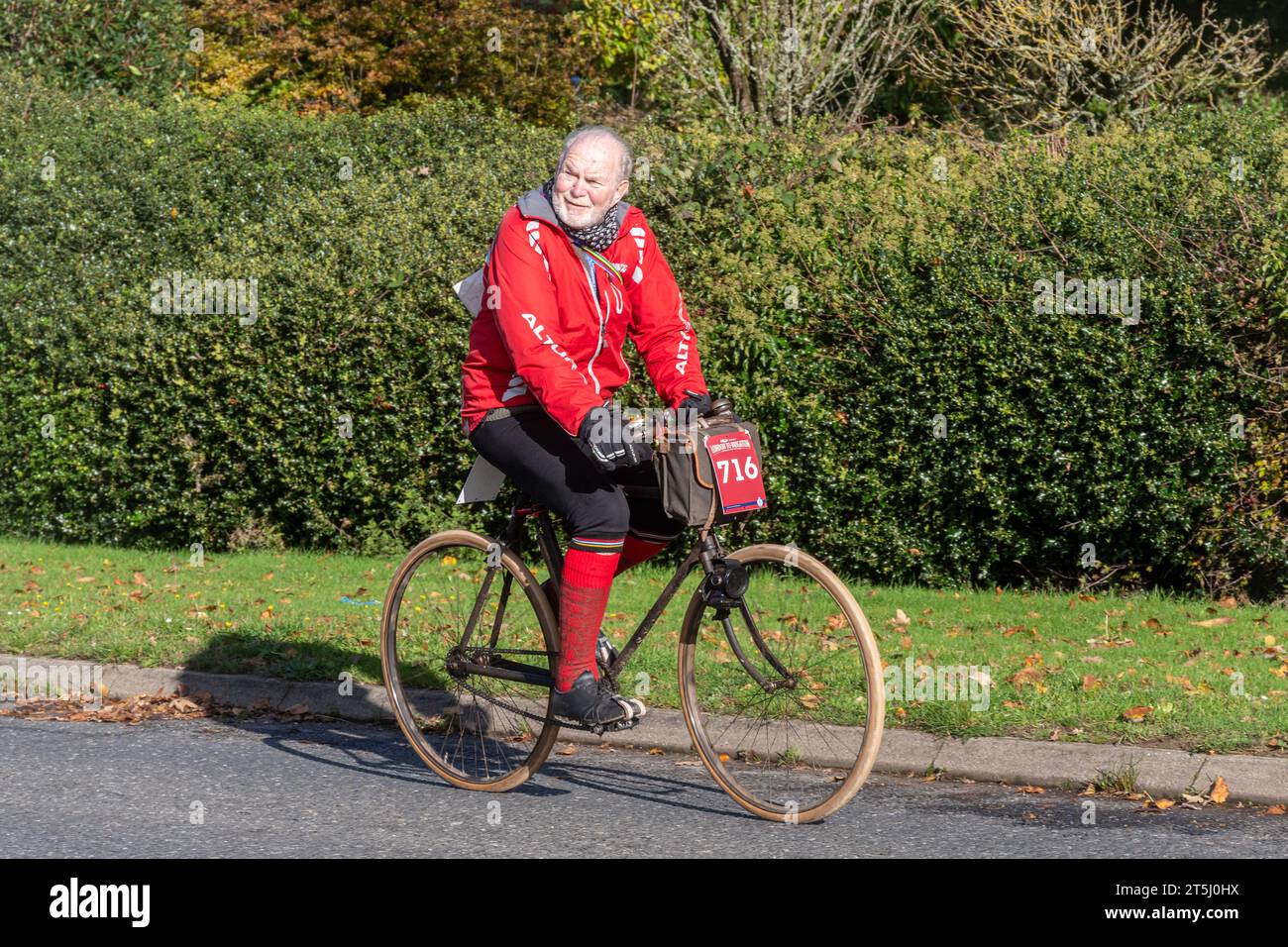 5 novembre 2023. I partecipanti alla Veteran Car Run 2023 da Londra a Brighton viaggiano attraverso West Sussex, Inghilterra, Regno Unito. Il percorso del famoso evento annuale si estende per 60 chilometri circa. Nella foto: Un uomo che indossa le brezze in sella a una vecchia bicicletta BSA Gents Roadster del 1903. Foto Stock