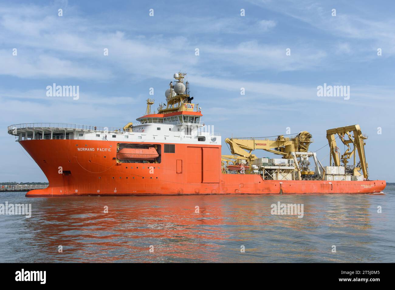 Normand Pacific, una nave offshore lascia il porto di Saint Nazaire per Yeu Noirmoutier, il futuro parco eolico offshore. Foto scattata nel settembre 2023 Foto Stock