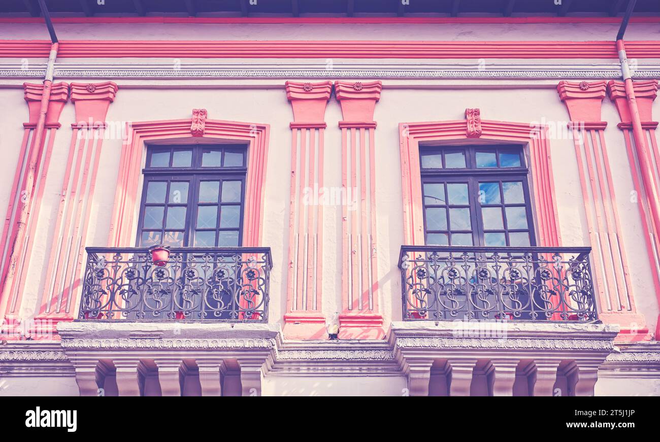 Vista della strada di un vecchio edificio coloniale a Quito, con sfumature di colore applicate, Ecuador. Foto Stock