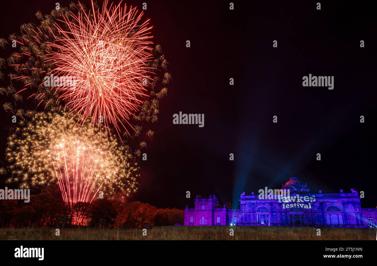 Gosford House, East Lothian, Scozia, Regno Unito, 5 novembre 2023. Fawkes Festival: L'evento dei fuochi d'artificio si svolge nella tenuta di Gosford per celebrare la notte di Guy Fawkes. Uno spettacolo di fuochi d'artificio su larga scala scoppia nel cielo vicino alla maestosa residenza di campagna. Crediti: Sally Anderson/Alamy Live News Foto Stock